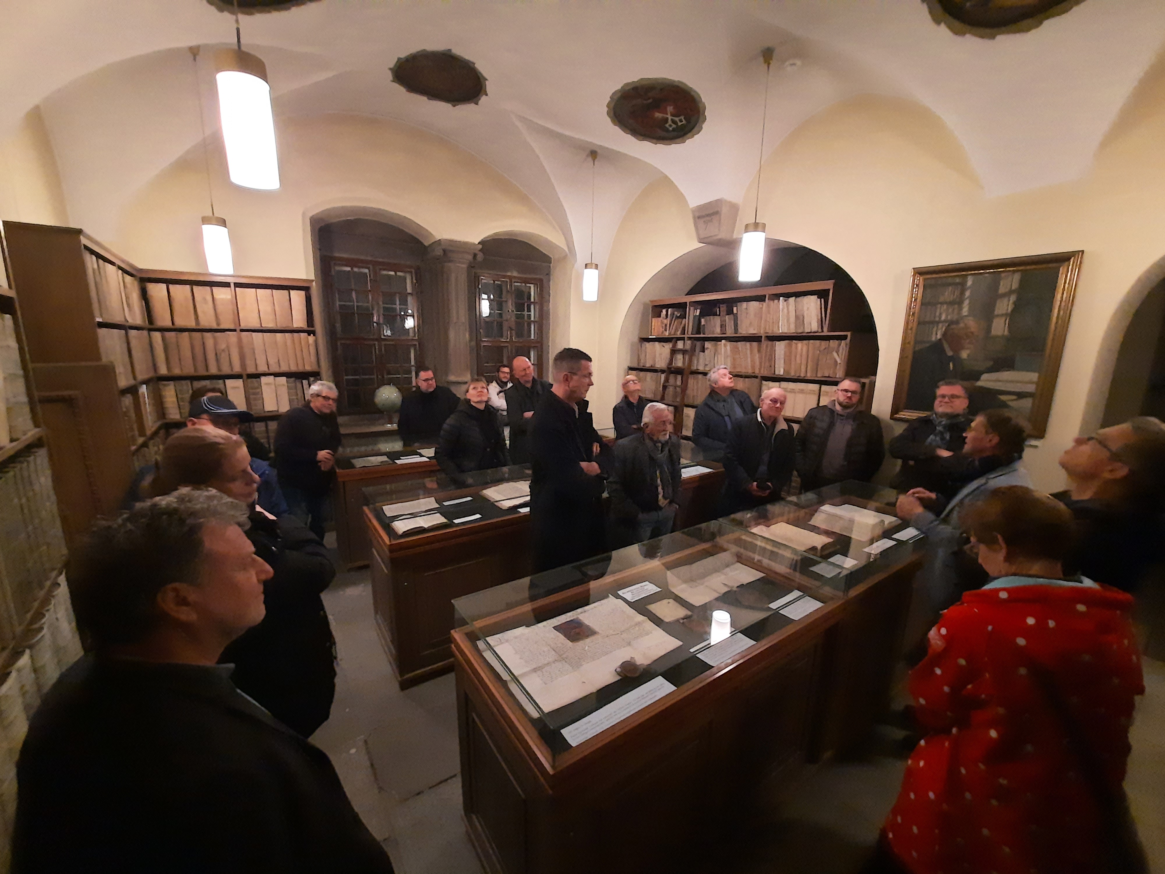 Die Löwen bestaunen die zahlreichen Originaldokumente aus der Stadtgeschichte