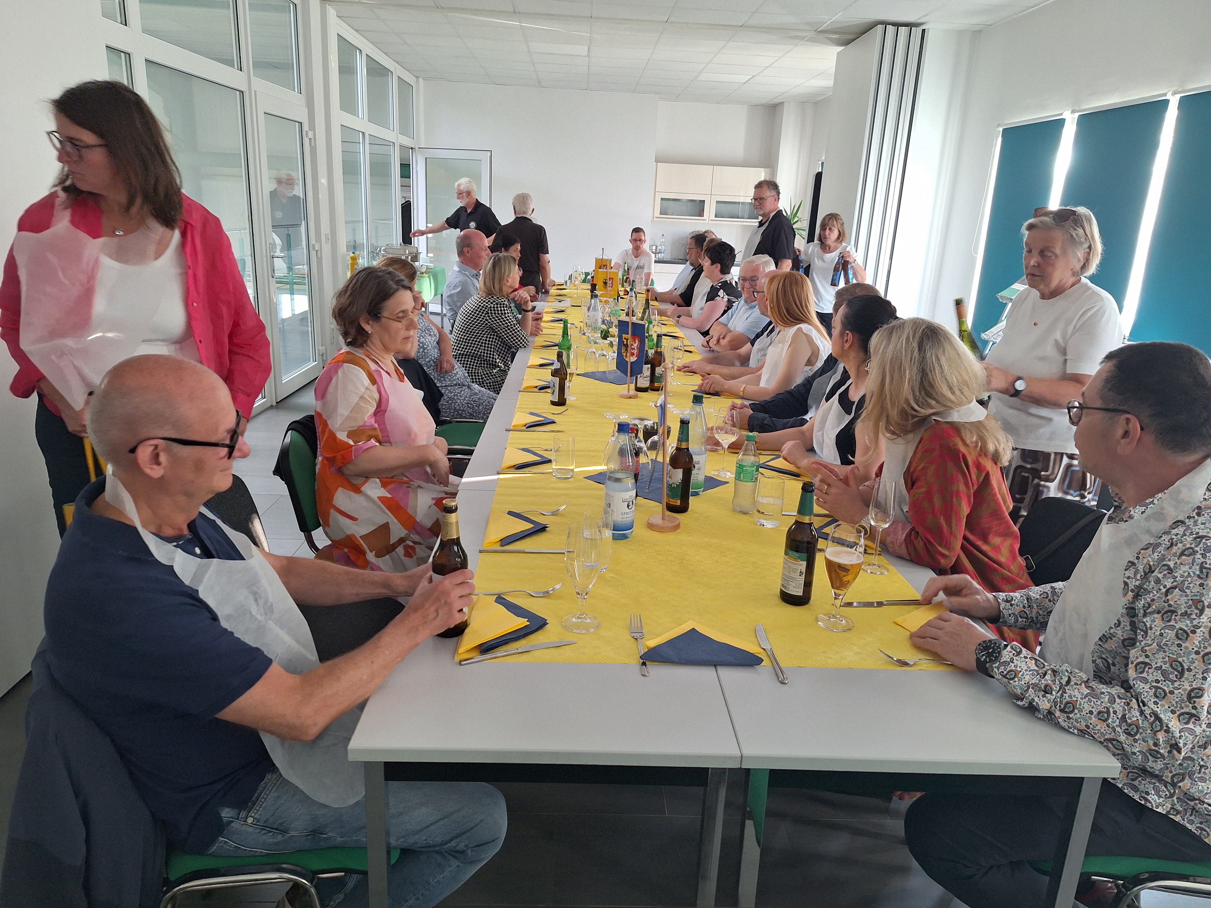 Buffet mit Spareribs und zahlreichen Beilagen