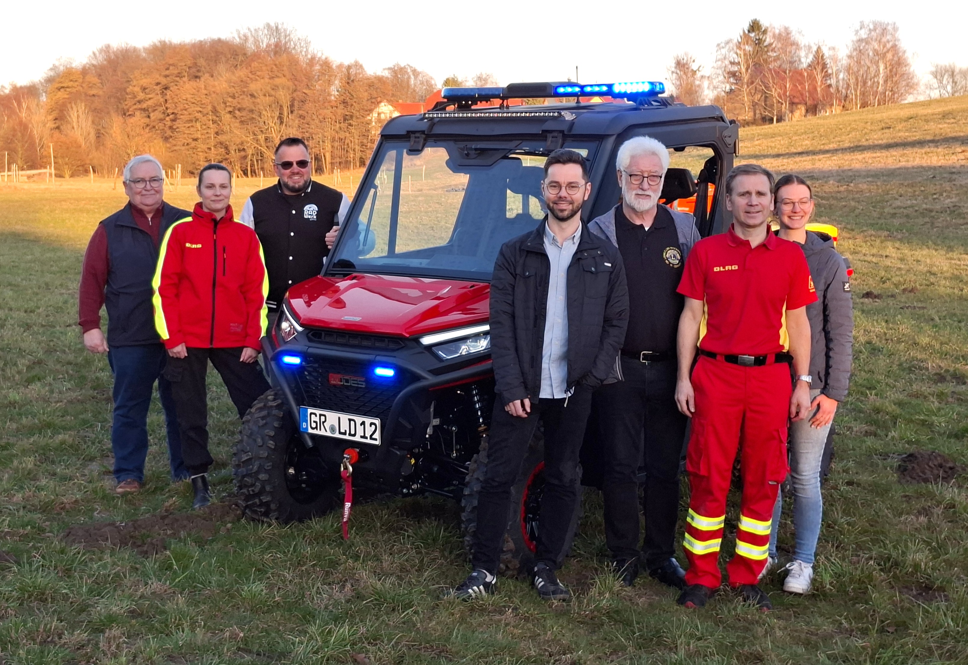 Mitglieder der DLRG Bezirk Görlitz und des Lions Clubs Görlitz am neuen Fahrzeug