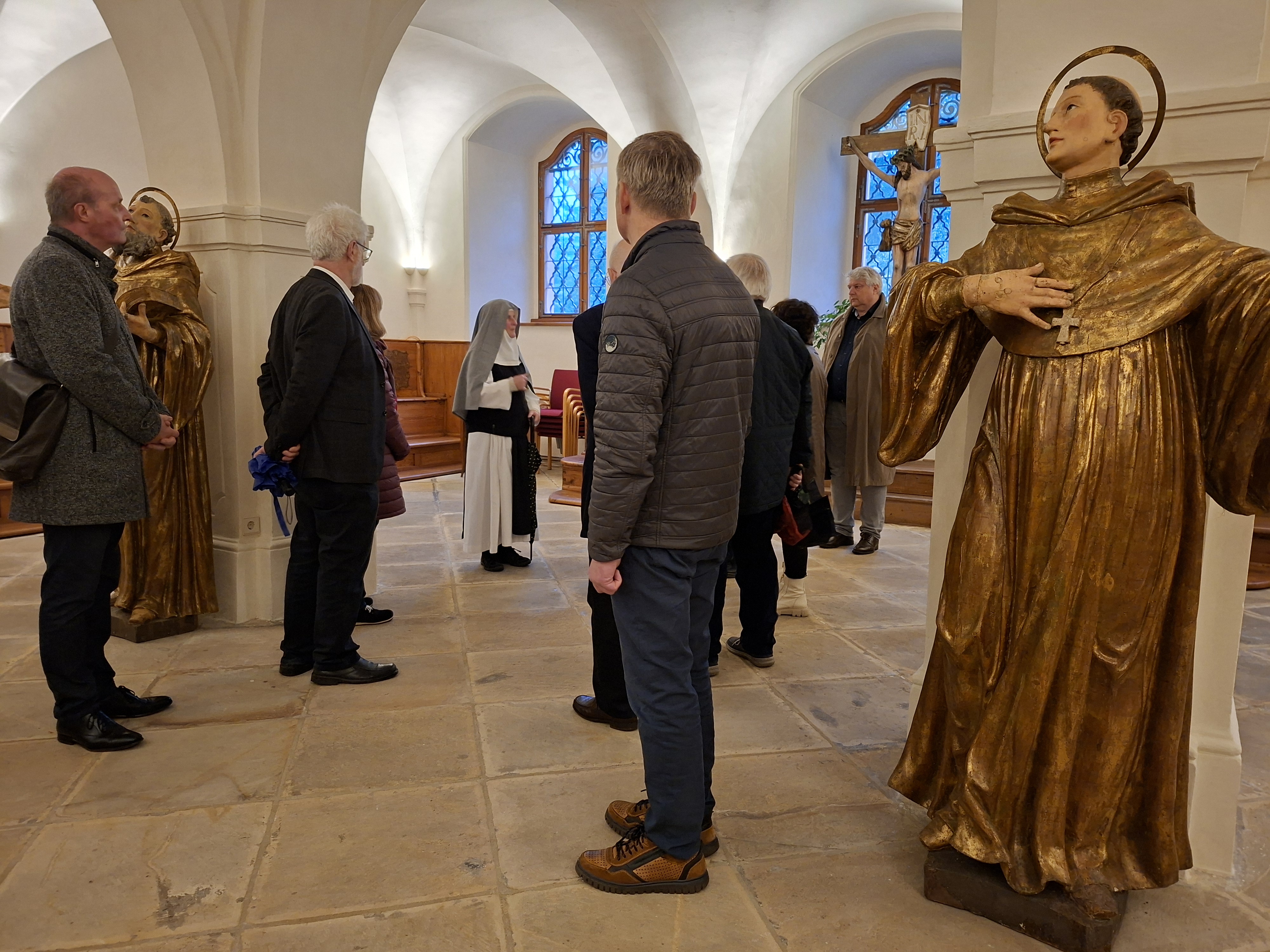 Schwester Franziska zeigt den Lions-Freunden das innere des Klostergebäudes
