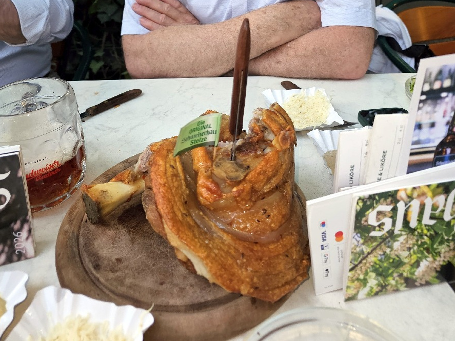 Schweinshaxen-Essen