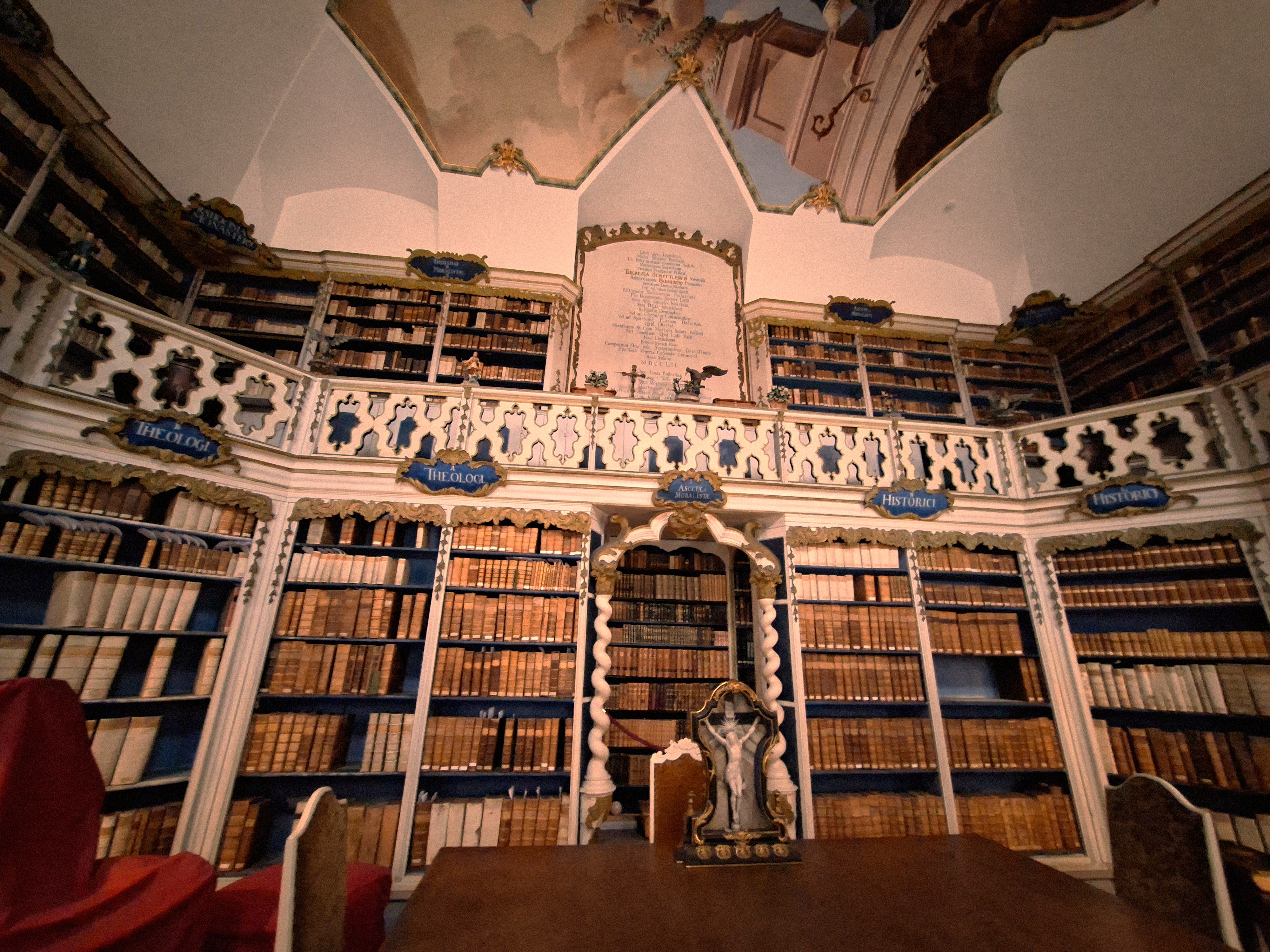 Kleiner Blick in die Bibliothek der Klosters