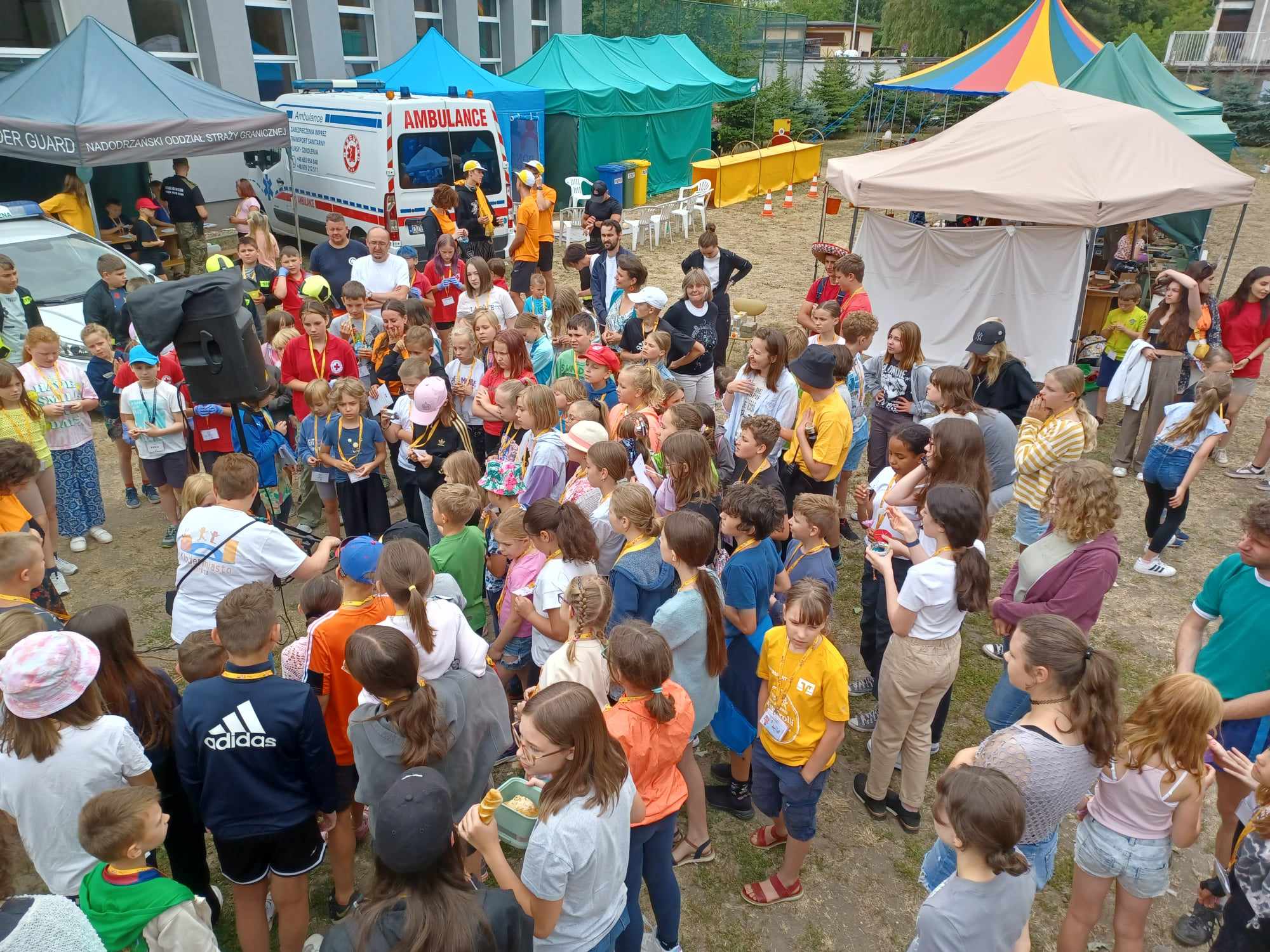 Zur Verteilung der Berufe und Aufgaben treffen sich morgens die Teilnehmer der Kinderstadt.