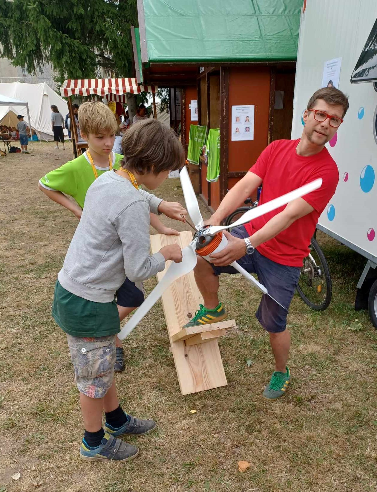 Bei den praktischen Arbeiten steht den Kindern ein internationales Betreuerteam zur Seite.