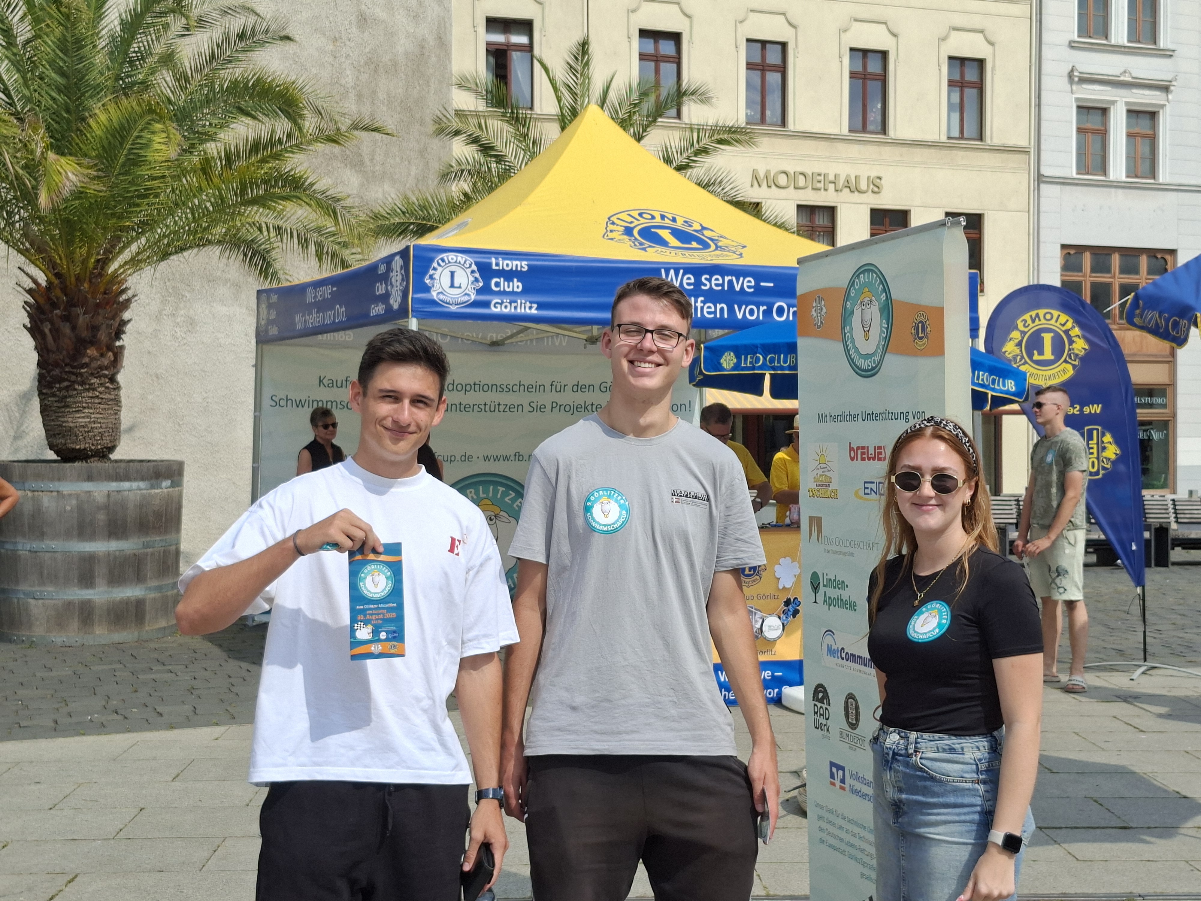 Schüler beim Adoptionsscheinverlauf