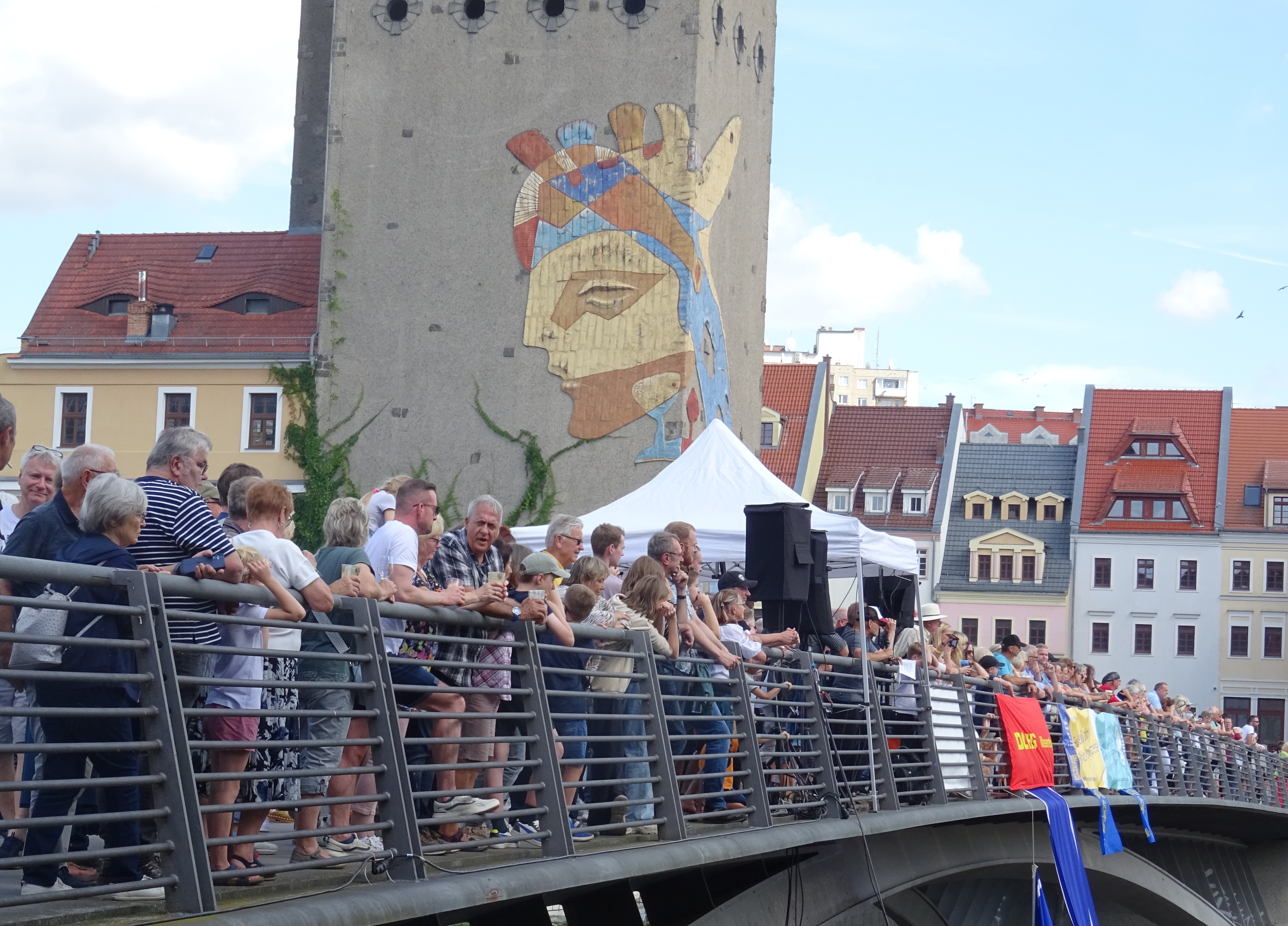 Schaulustige auf der Altstadtbrücke