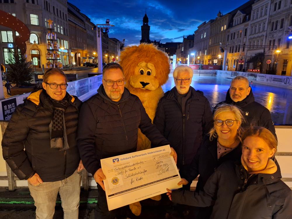 Scheckübergabe an den Verein