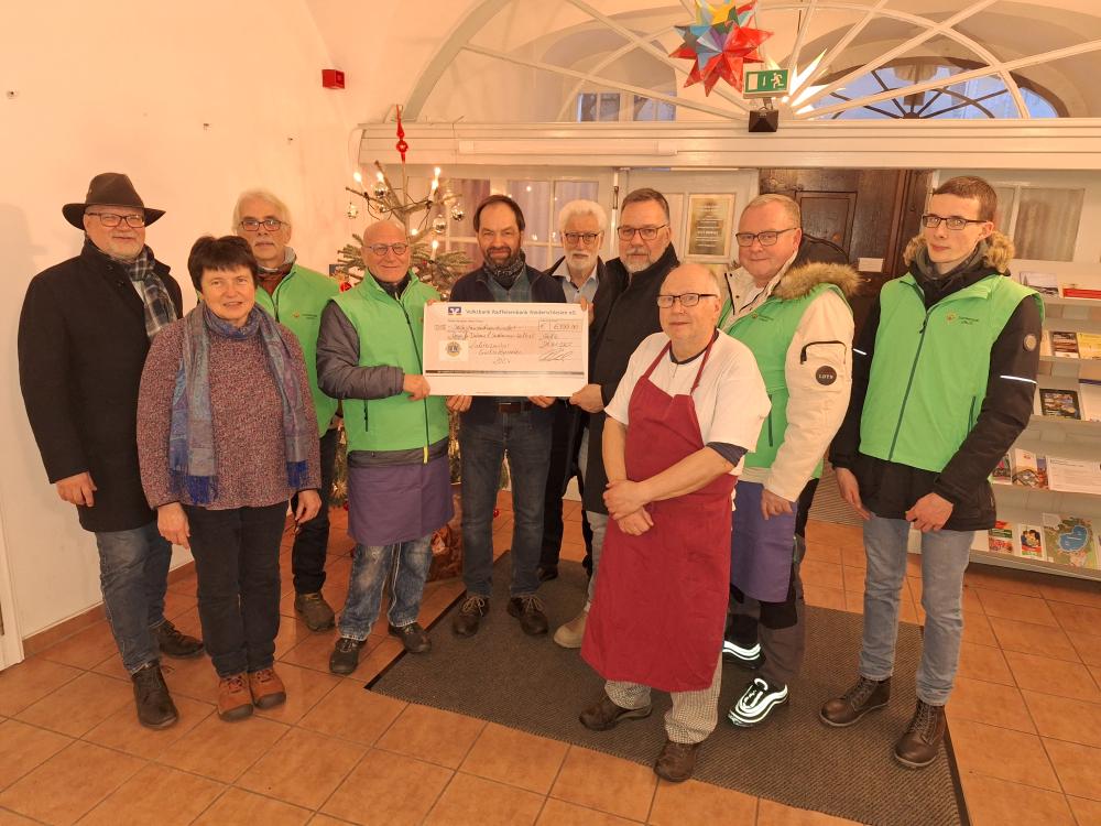 Lions Präsident Raimund Kohli und Leiter der Stadtmission Görlitz Diakon Karsten Mierig mit Lions Vorstandsmitgliedern und Helfern der Stadtmission bei der Scheckübergabe