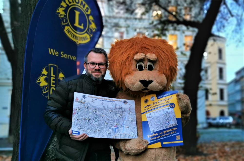 Lionspräsident Daniel Reichstein und LEO präsentieren stolz den Adventskalender 2022